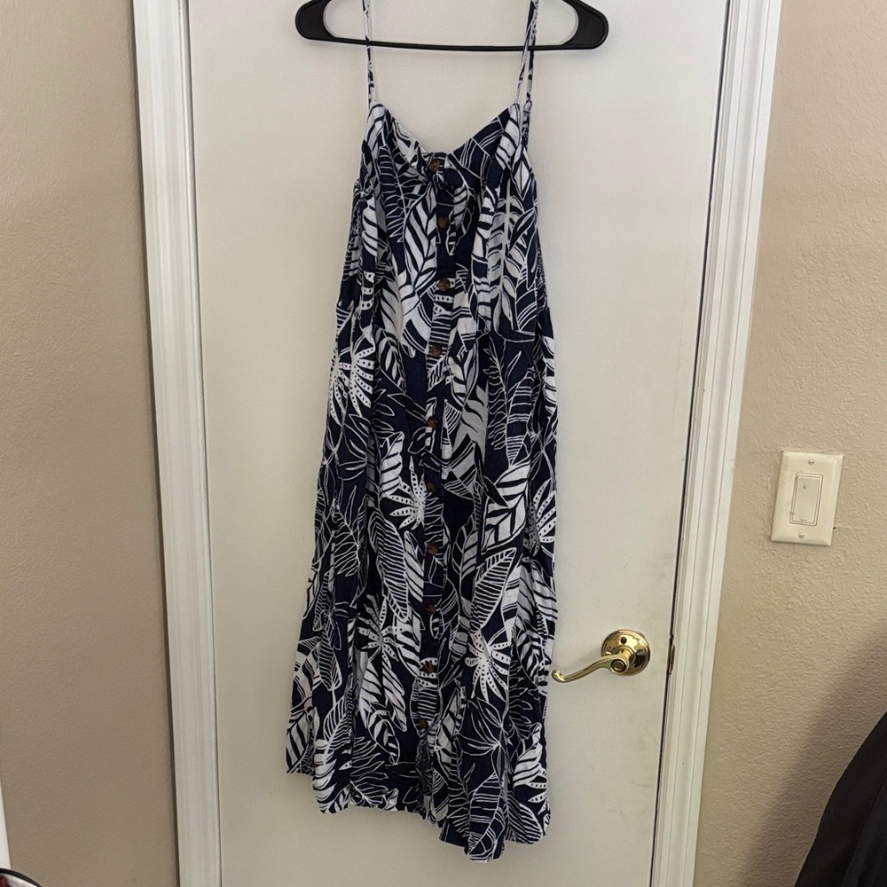 Old Navy Navy and White Leaf-Print Maxi Dress